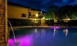 La piscina dell'hotel illluminata per la sera