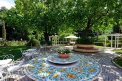 il tavolo in ceramica di deruta in giardino