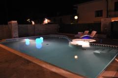 la piscina dell'hotel di sera