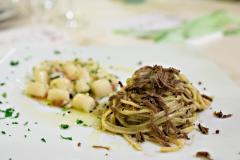 tagliolini al tartufo e gnocchetti di novelle rosse con funghi porcini